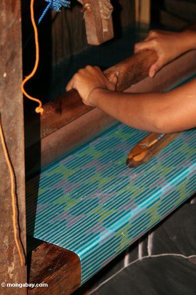 Frau, die ein Türkis silk Stückdetail Sulawesi