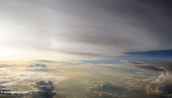 Flugzeugansicht der Wolken am Sonnenuntergang überSulawesi
