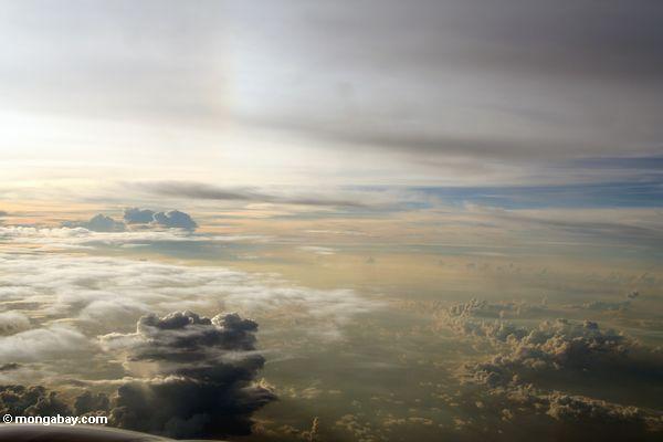 Luftaufnahme der Wolken am Sonnenuntergang überSulawesi