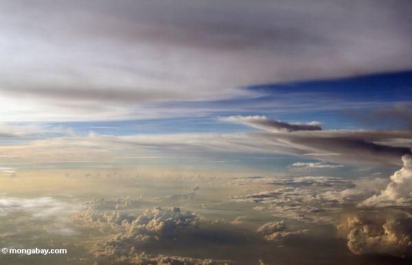 Flache Ansicht der Wolken am Sonnenuntergang über der Insel von Sulawesi