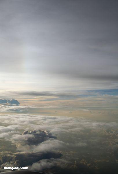 スラウェシ島で日没時に雲の平面表示