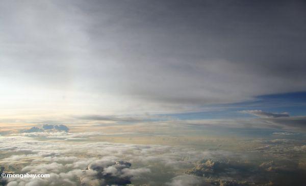 スラウェシ島で日没時に雲の飛行機を表示