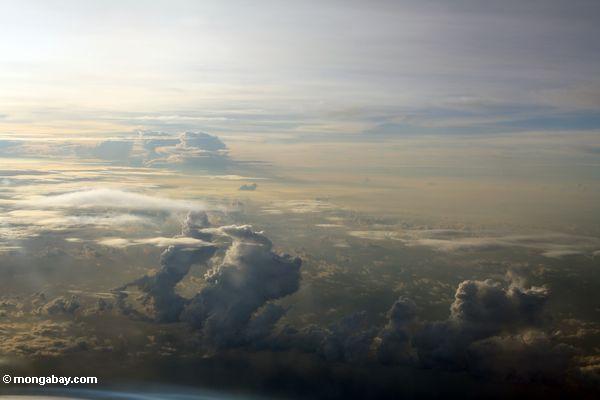 インドネシアのスラウェシ島で日没時に雲の平面表示