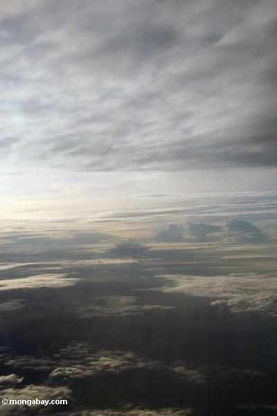 Flache Ansicht der Wolken am Sonnenuntergang überSulawesi in Indonesien
