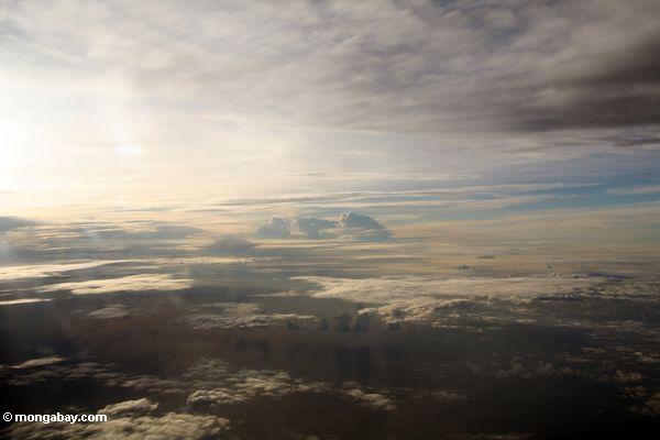 インドネシアのスラウェシ島で日没時に雲の飛行機を表示