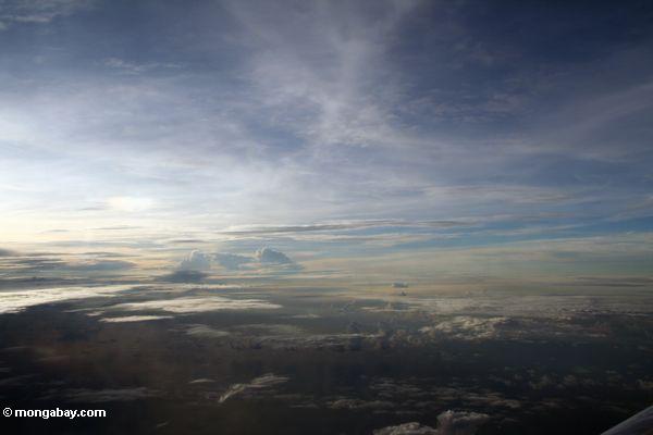 Flache Ansicht der Wolken am Sonnenuntergang über der Insel von Sulawesi