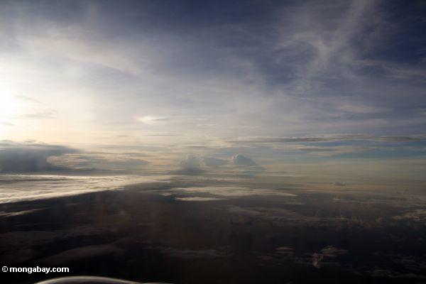 Flugzeugansicht der Wolken am Sonnenuntergang über der Insel von Sulawesi