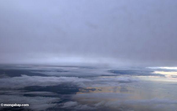 スラウェシ島で日没時に雲の平面表示