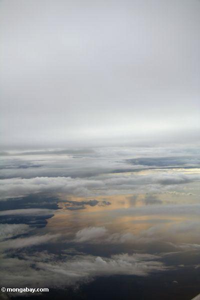 Flugzeugansicht der Wolken am Sonnenuntergang überSulawesi