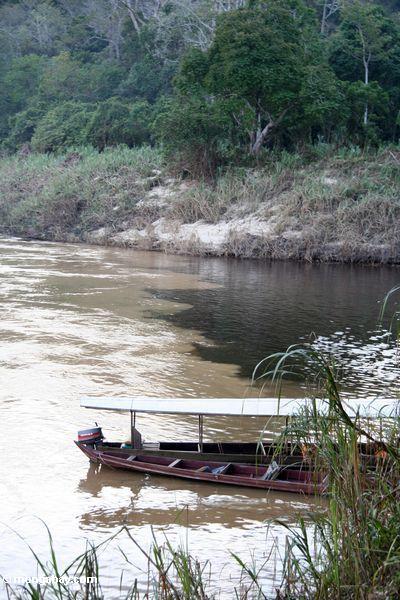 Öffnung des blackwater Tahan Flusses, wie er den schlammigen Tembeling Fluß Taman