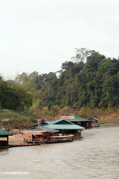 Sich hin- und herbewegende Gaststätten des Nusa Dorfs entlang dem Tembeling Fluß