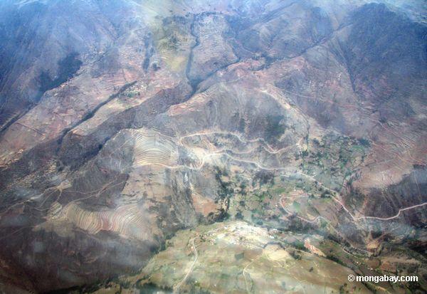 Vista aérea dos terraces nos Andes