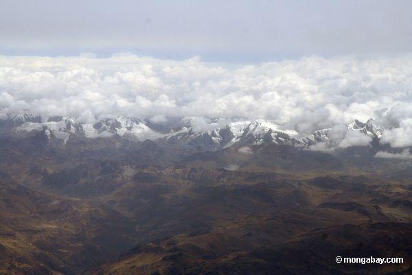 Schnee-mit einer Kappe bedeckte Spitzen in den peruanischen Anden