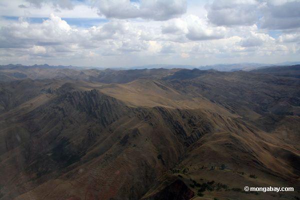 Formações Geological nas montanhas de Andes em Peru