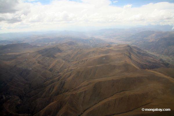 Foto aérea do vale de Cuzco e de montanhas circunvizinhas