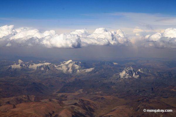 氷のペルーで覆われた山々