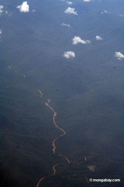 Fluß in den Andenvorbergen