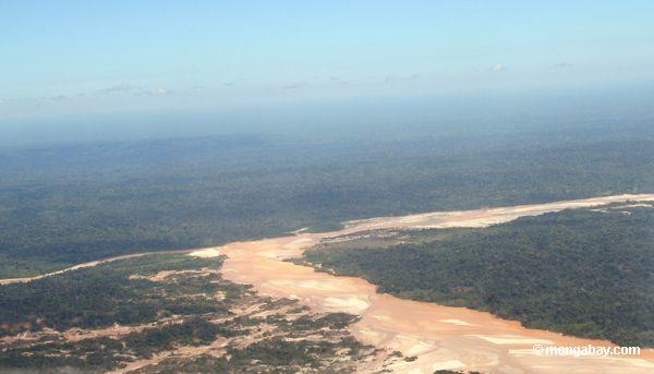 Stromabwärts von der Rio Huaypetue Goldmine.