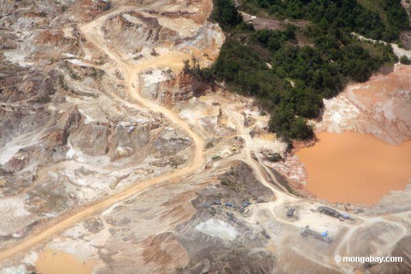 Bergbaubetriebe an der Rio Huaypetue Goldmine