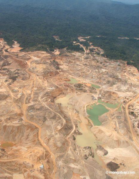 Bergbau-LKWas, Ausrüstung, opne Gruben und Straßen an der Rio Huaypetue Goldmine in südöstlichem Peru