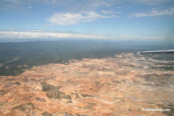 アマゾンの熱帯雨林にオープンピット鉱山の上からの眺め