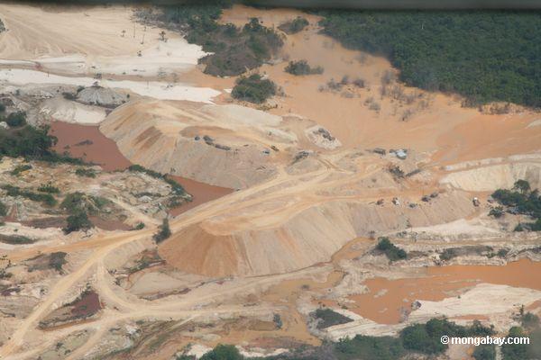 アマゾンの熱帯雨林にオープンピット鉱山