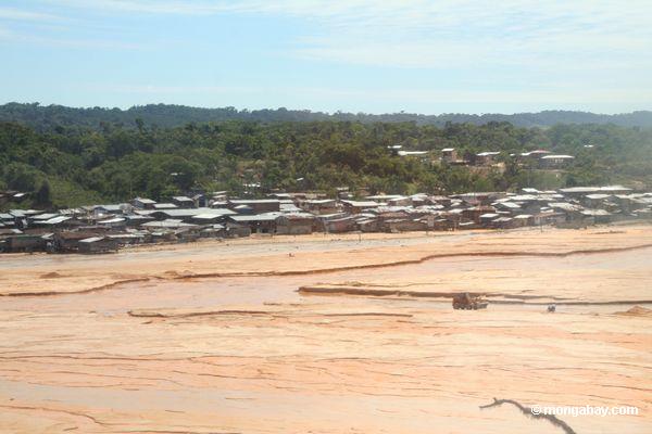 Transportar despejar o cascalho na mina de ouro de Rio Huaypetue