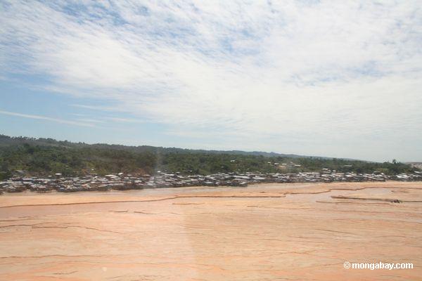 炭鉱労働者のスラム街に次のhuaypetue金鉱山リオ