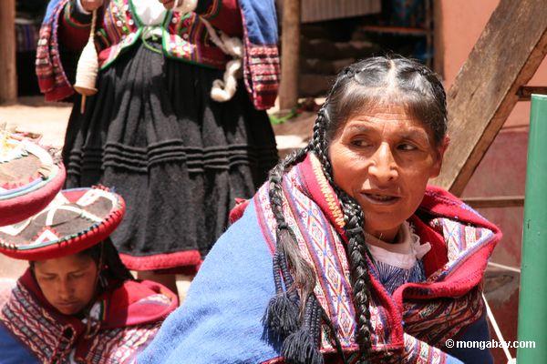 Quencha Frau, die ihre Flechten Peru