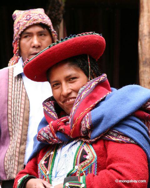 Mulher Andean na roupa tradicional de Quencha