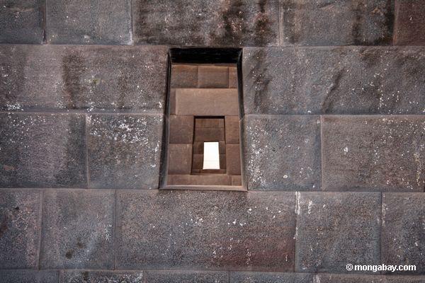 Reihe ausgerichtete Fenster beim Oori Kancha oder Bügel der Sonne in Cuzco