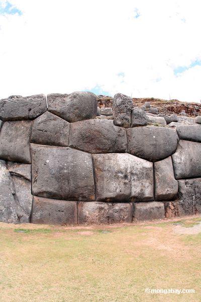 大規模な彫刻やサクサイウアマンに石を装備し、インカの遺跡の外クスコ