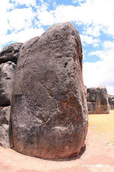 A pedra a maior nas ruínas de Sacsayhuaman fora de Cuzco