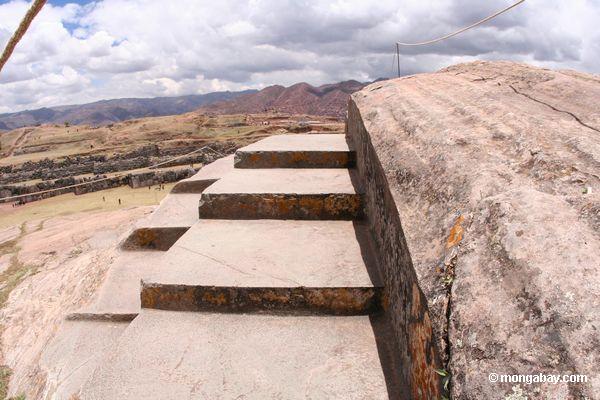 Fein gemeißelter Felsen tritt an den Ruinen von Sacsayhuaman außerhalb Cuzco