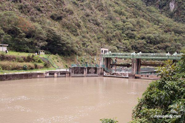 Projeto Hydroelectric no rio de Urubamba perto do povoado indígino de Machu Picchu