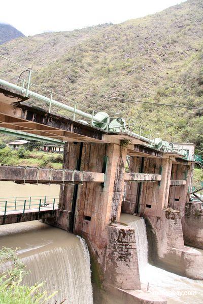 Hydroelektrisches Projekt auf dem Urubamba Fluß nahe Machu Picchu Pueblo