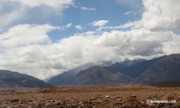 montanhas Neve-tampadas nos Andes