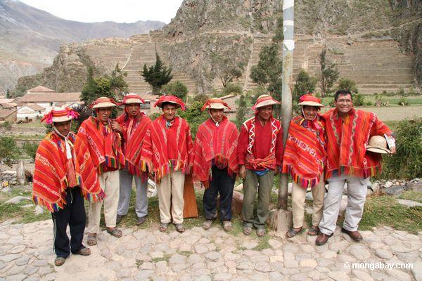 Homens de Willoq em Ollantaytambo que desgasta a roupa vermelha tradicional