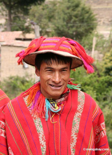 Willoq Mann, der traditionelle rote Kleidung Peru