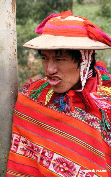 Willoq Mann in Ollantaytambo, das traditionelle rote Kleidung trägt