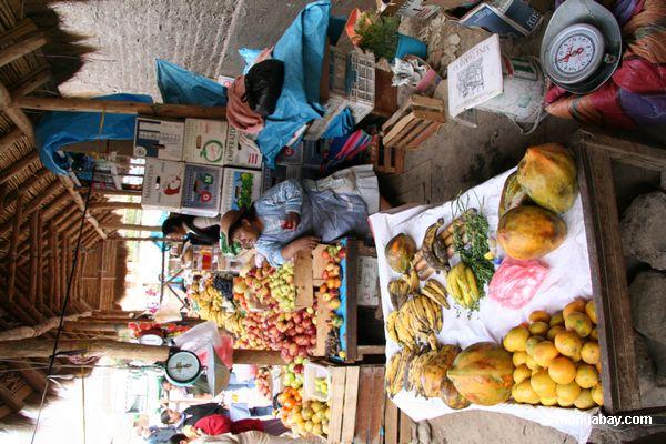 Mercado de fruta em Ollantaytambo