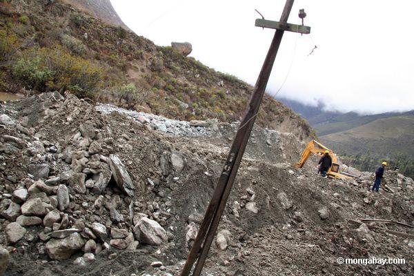 Local do mudslide grande que obstruiu trilhas da estrada de ferro de Ollantaytambo ao povoado indígino de Machu Picchu