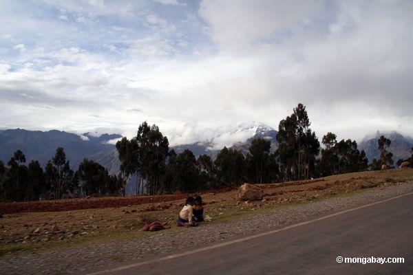 Kinder entlang Straßenrand zwischen Cuzco und dem Urubamba vallet