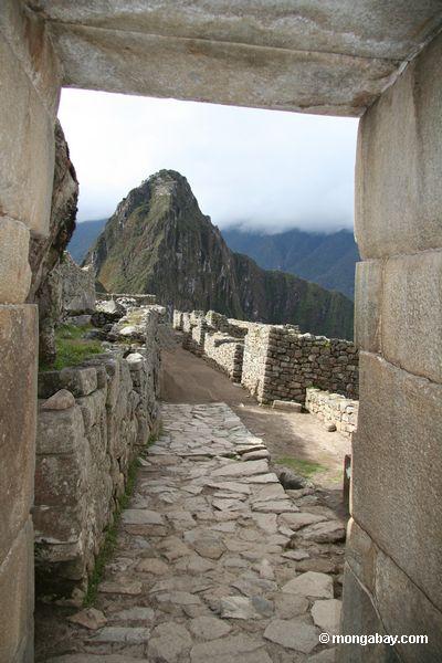 Huayna Picchu sichtbar durch einen Eingang bei Machu Picchu