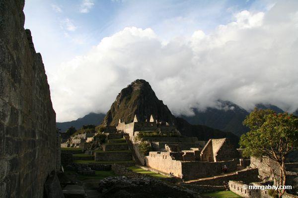 Machu Picchu mit Huayna Picchu im Hintergrund