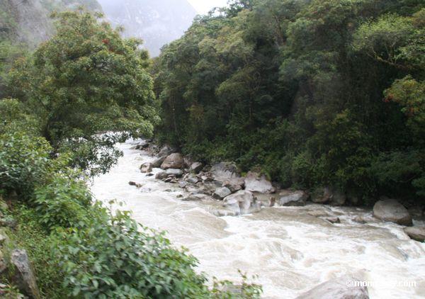 Urubamba Fluß nahe Machu Picchu Pueblo