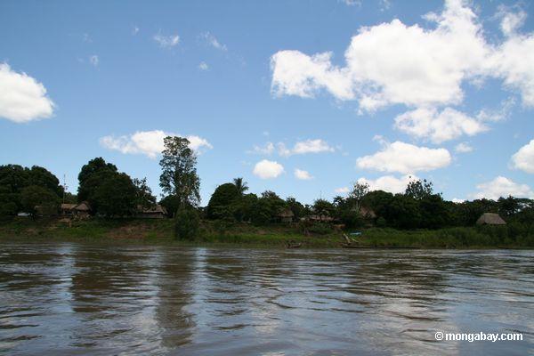 Dorf entlang dem Rio Tambopata