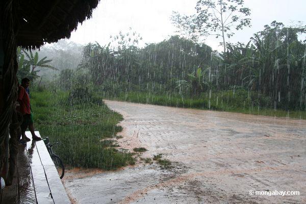 Tropischer Regen, der auf verlassene Straße Peru