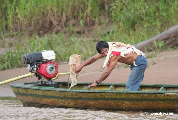 Lokaler Mann, der sein Kanu bürgt
