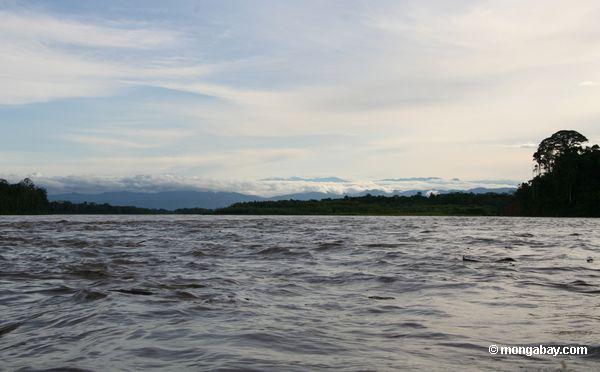 アンデス山脈の麓tambopata川を表示